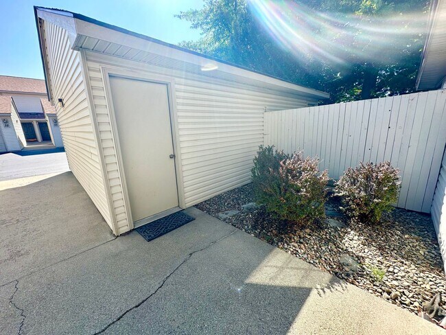 Building Photo - Introducing the Perfect Townhouse Steps Away from Central WA University!