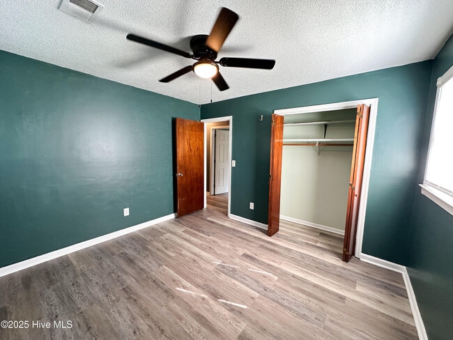 Building Photo - 4810 Kings Dr