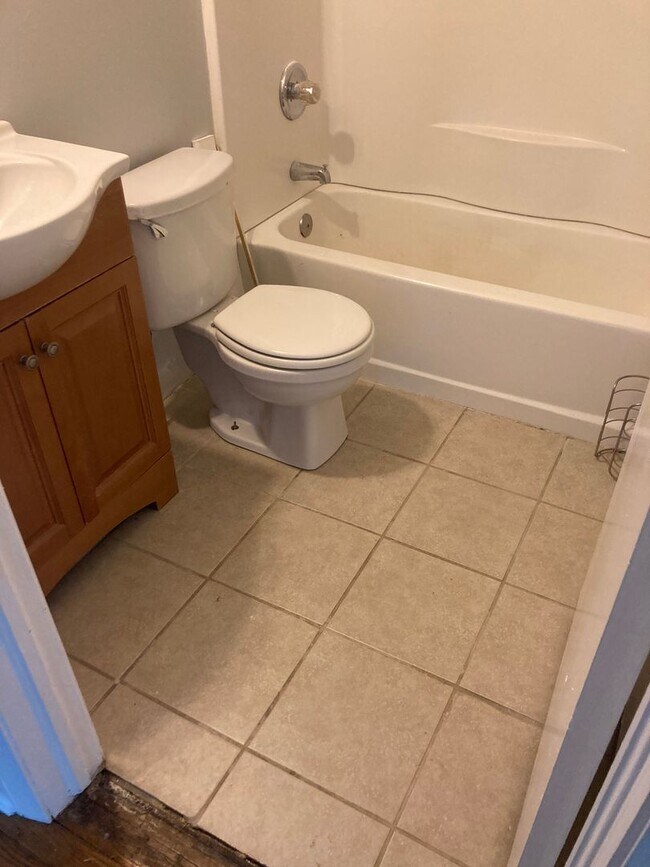 Building Photo - 2 Bed, 1 Bath House