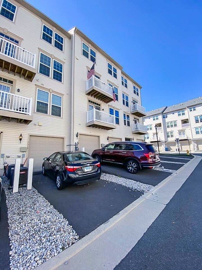 Building Photo - Gorgeous 2-Level 3 Bed 2.5 Bath Condo-Styl...