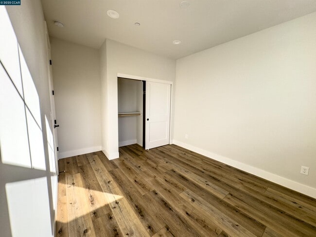 Building Photo - 4684 Prospect Ave