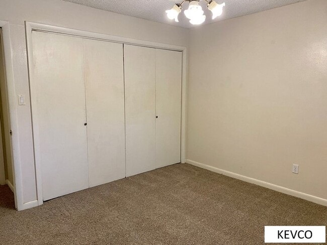 Building Photo - Great Three Bed in Campus West!