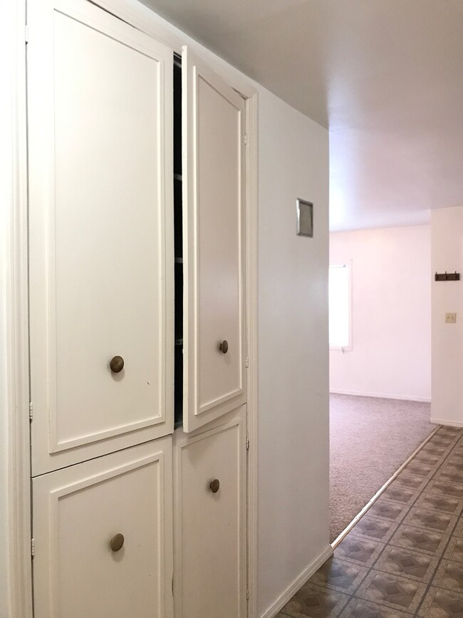 Building Photo - 3 Bedroom, 1 Bath Apartment for Rent - Clo...