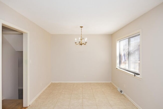 Building Photo - 9619 Outlook Dr