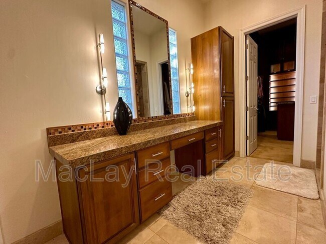 Building Photo - 5711 W Linda Ln