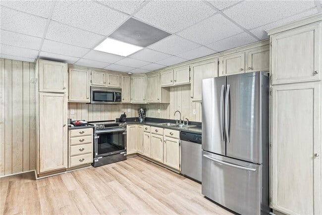 Building Photo - 3201 Lakeridge Dr SE