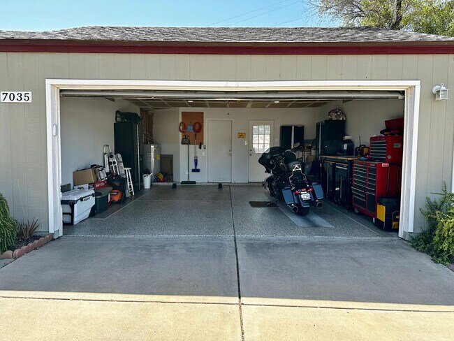 Building Photo - UPDATED 3 BEDROOM 2 BATHROOM CONVENIENTLY ...