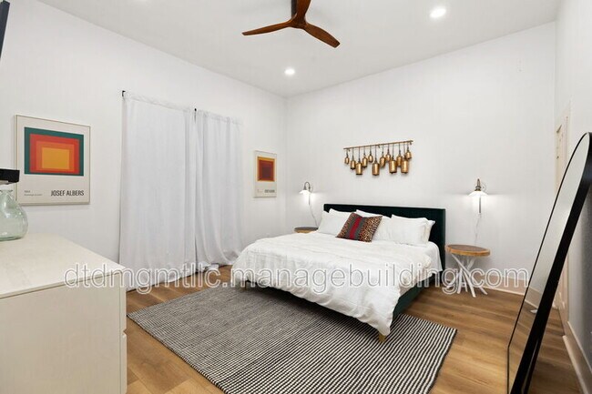 Building Photo - 110 E Craig Pl