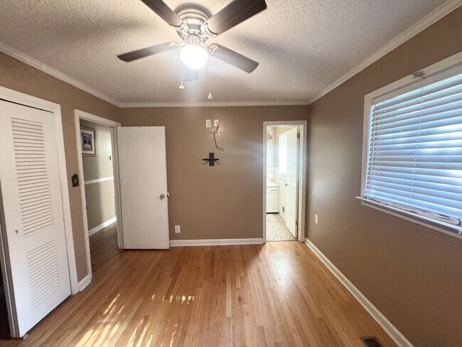 Building Photo - 1618 Cambridge Dr