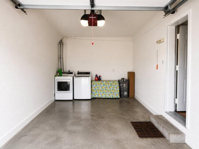 Building Photo - 580 Portsmouth Dr