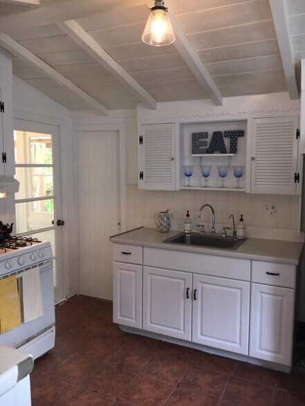 Kitchen - 1120 E Santa Clara St