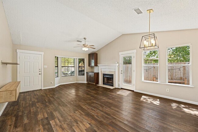 Building Photo - 906 Oleander Ln