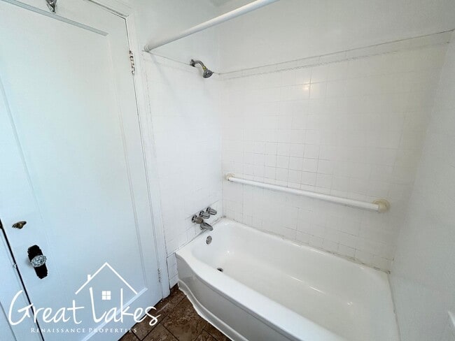 Building Photo - Stunning 3 Bedroom 1 Bathroom now availabl...