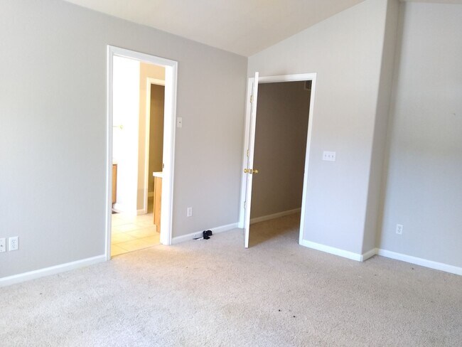 Building Photo - Fabulous Townhome Near Cherry Creek State ...