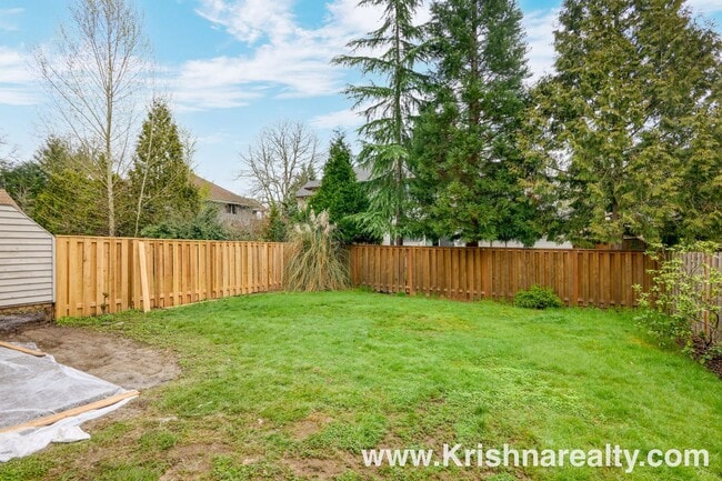 Building Photo - Gorgeous 3 BD* 2.5 BA* Updated Duplex Located in Historic Orenco in the Elk Meadows Community! *S...