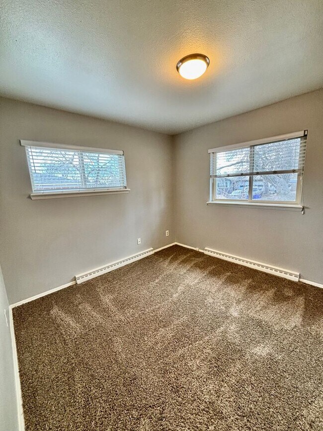 Building Photo - Expansive 5-Bedroom Home with Modern Comfort & Flexible Living Space! Available Now!!