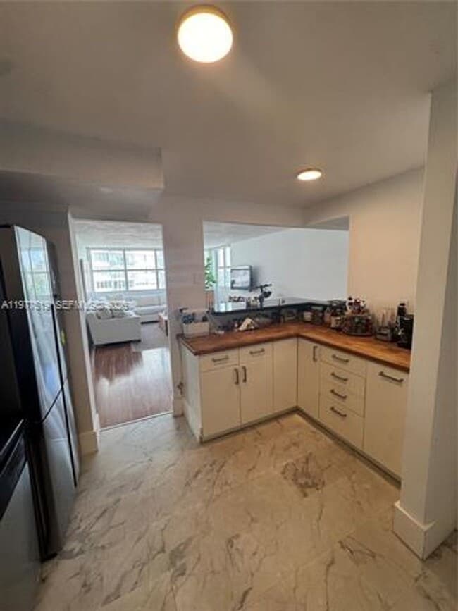 Building Photo - 1420 Brickell Bay Dr