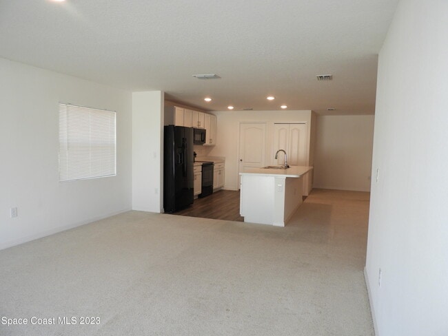 Building Photo - 690 San Filippo Dr SE