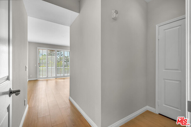 Building Photo - 117 S Clark Dr