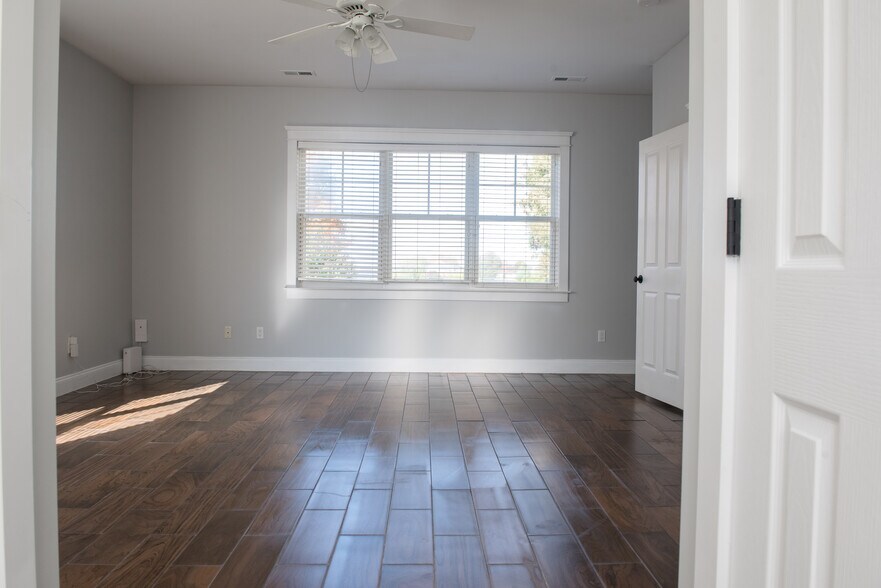 Building Photo - 16015 Kelly Park Cir