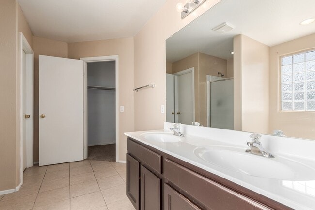 Building Photo - Welcome to Your Dream Home in Laveen Farms!