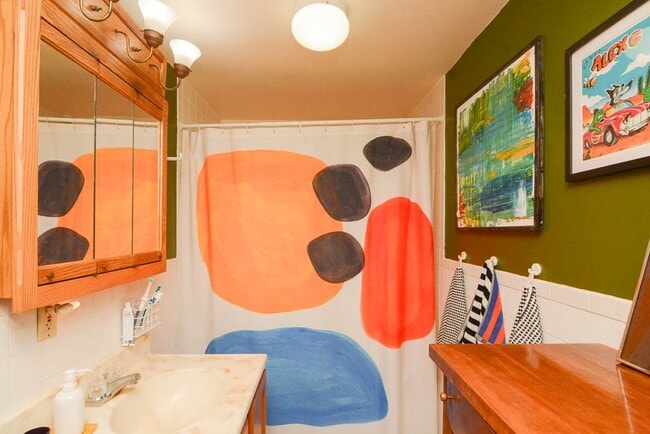 Building Photo - 945 N Hoyne Ave