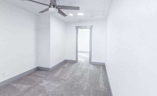Building Photo - Perfect location 3 bed 2.5 bath Townhouse.