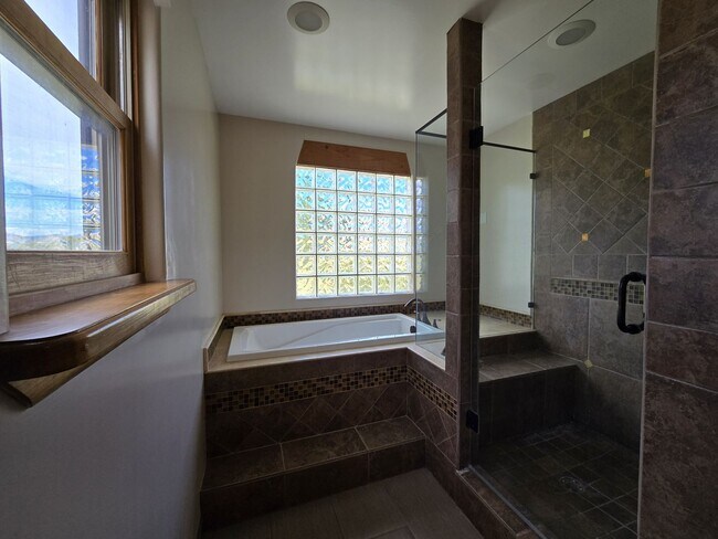 Building Photo - 19 Camerada Rd