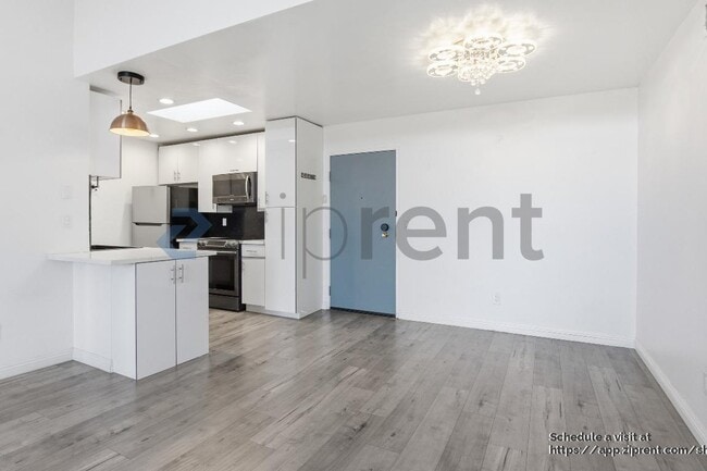 Building Photo - 4295 Vía Arbolada