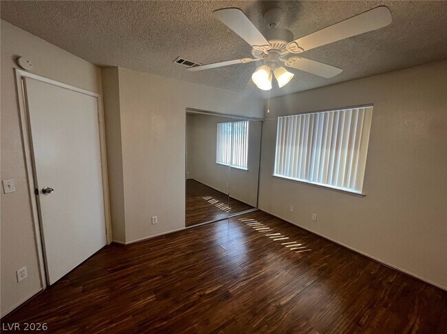 Building Photo - 914 Scarlet Ridge Dr