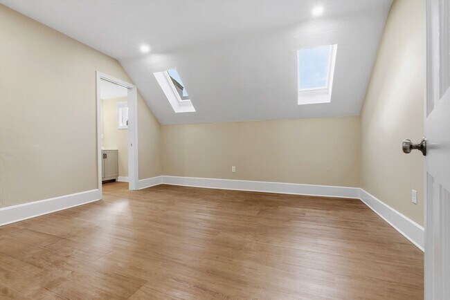 Building Photo - 142 Elliott St