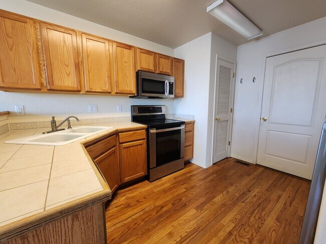 Building Photo - Quiet, adorable 2 Bed 3 Bath Townhome in 80923!