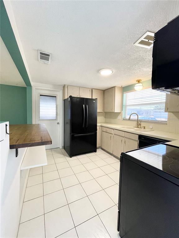 Building Photo - 10120 Willow Dr