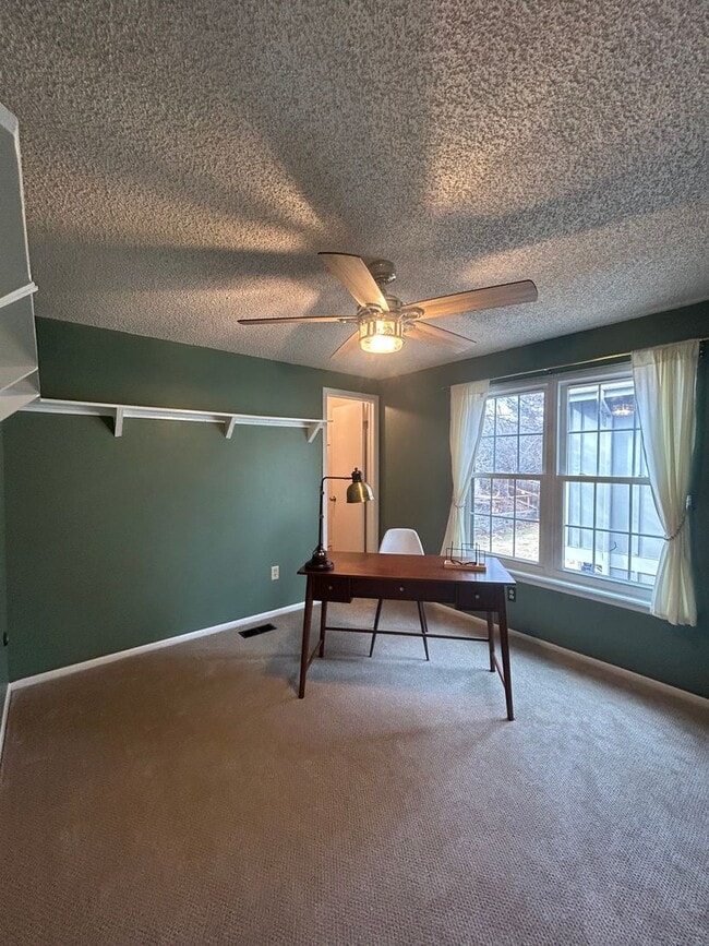 Building Photo - 5 BR/3 1/2 BA in the Desirable Meadowglen Community!!