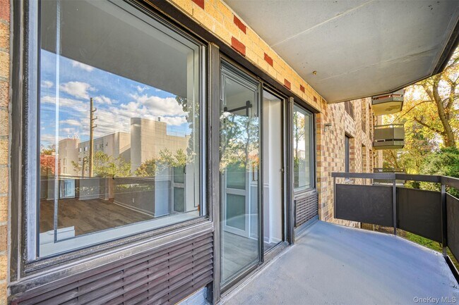 Building Photo - 141 Great Neck Rd