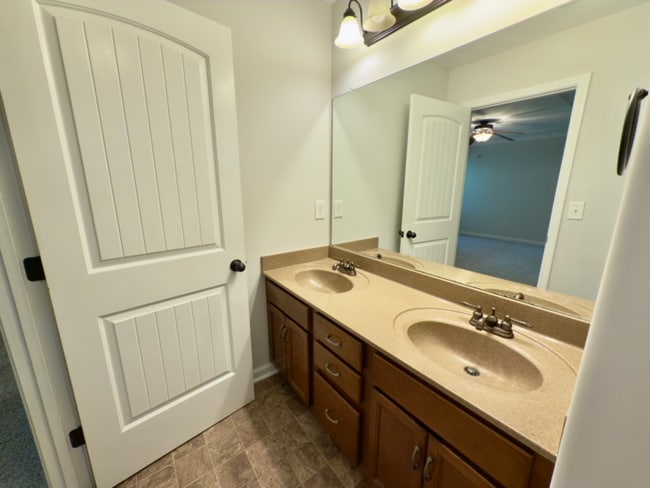 Building Photo - 638 Hidden Valley Dr