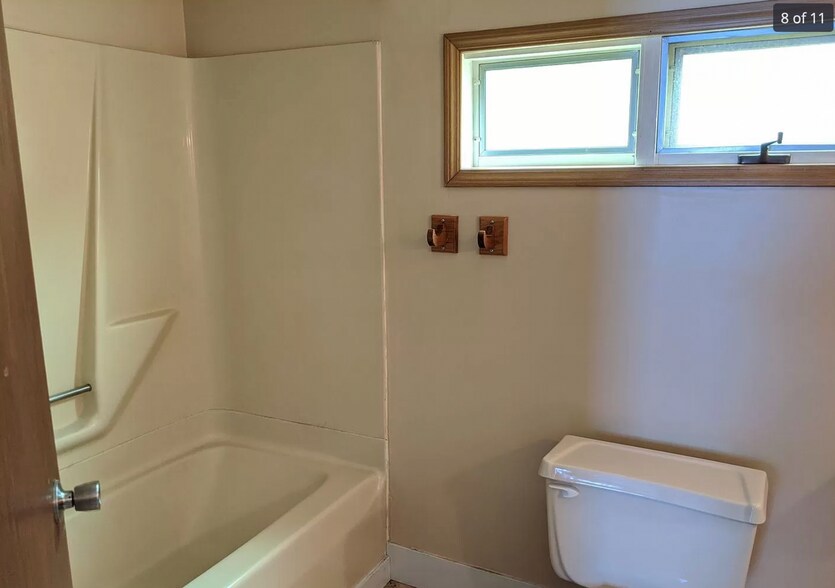 Building Photo - 816 W Grand Ave