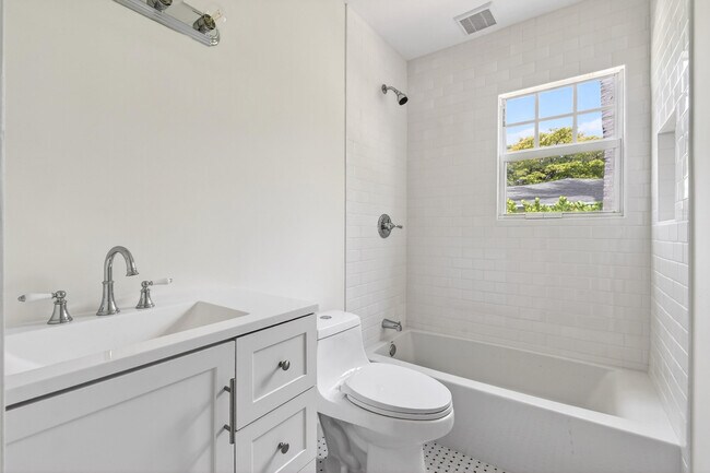 Building Photo - 236 Greymon Dr