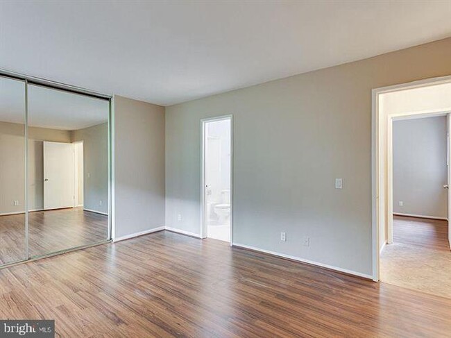 Building Photo - 2621 Glengyle Dr