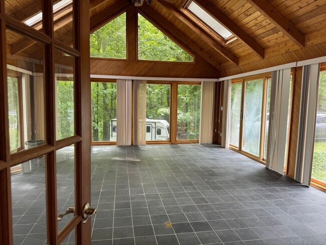 Building Photo - Four Bedroom Lake House in Denver