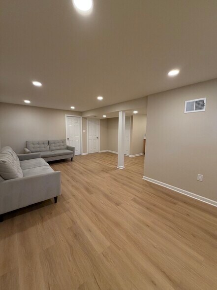 Building Photo - 6524 Greenleaf St