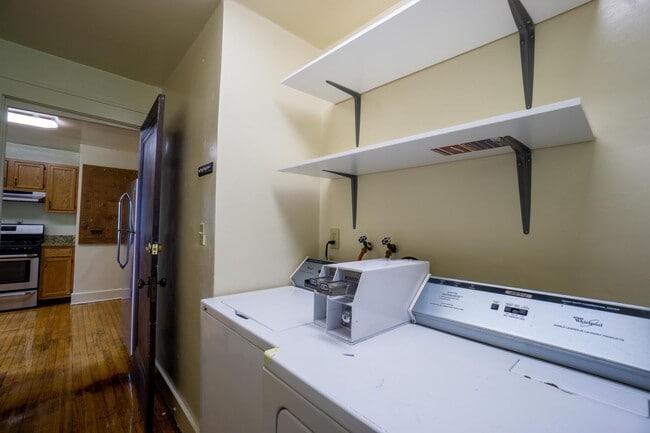 Building Photo - 3 Bed|1 Bath Apartment in Westcott Neighbo...