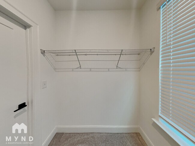 Building Photo - 828 S Columbia Dr