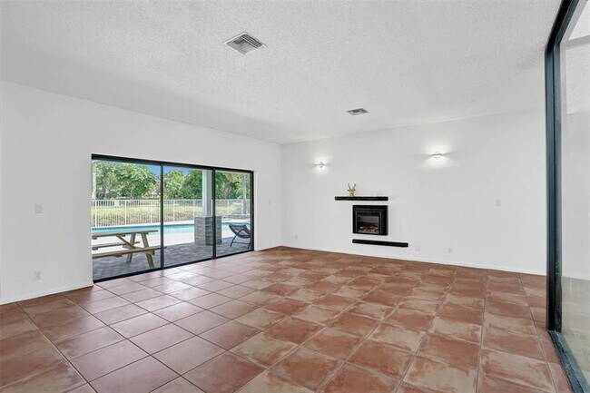 Building Photo - 16610 Royal Poinciana Ct