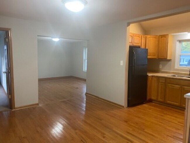 Building Photo - 4 bedroom 2 bath home in Lemont.
