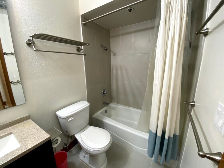 Full Bathroom - 222 S Central Ave