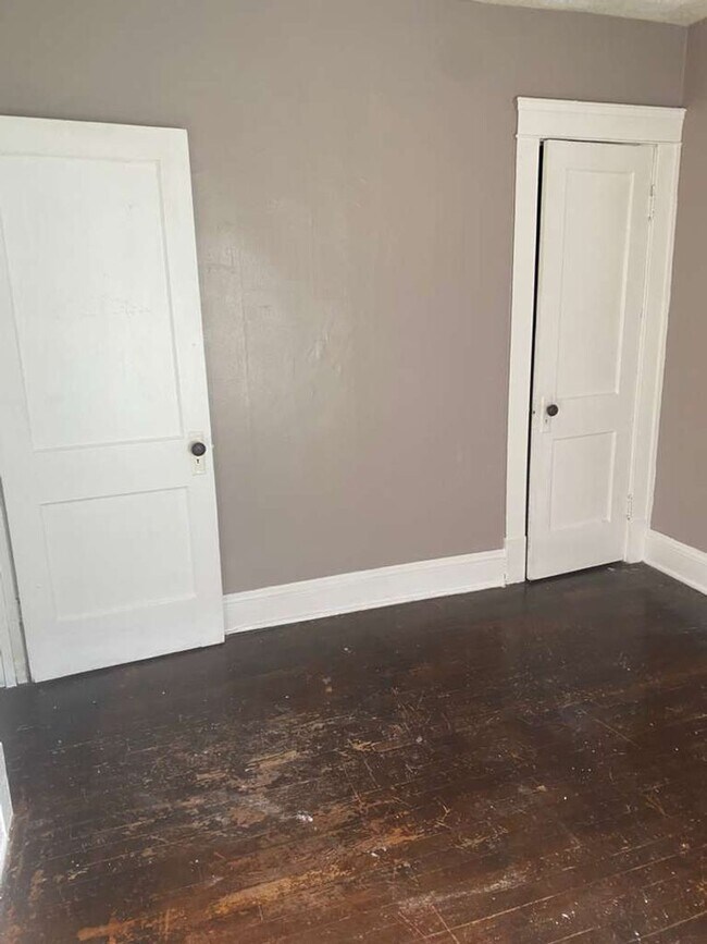 Building Photo - 10012 Manor Ave