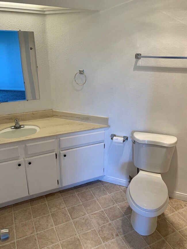 Building Photo - Spacious Condo w/ Washer/Dryer, A/C & View!