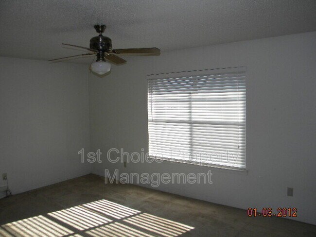 Building Photo - 996 Meadow Cir S