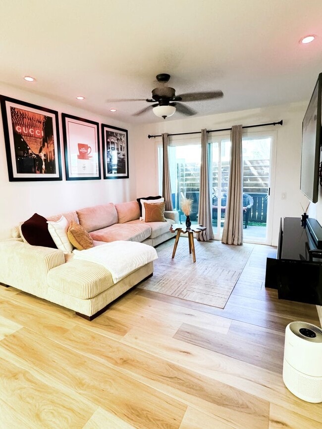Building Photo - Charming Lake Forest Condo Ready for You! ...